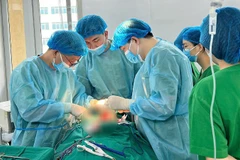 Ê-kip phẫu thuật tiến hành bóc tách khối u nằm ở vị trí khó.