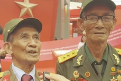 Niềm tự hào của các cựu chiến binh giữa triển lãm 95 năm Cờ Đảng soi đường