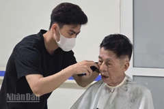 Ông Trần Tuấn Thanh, bệnh nhân nội trú đến từ Tân Mai (Hoàng Mai, Hà Nội), chia sẻ niềm vui khi tham gia chương trình cắt tóc miễn phí dành cho bệnh nhân tại Bệnh viện Hữu Nghị.