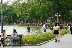Người dân Hà Nội thích thú “check-in” khi gió lạnh đầu mùa về