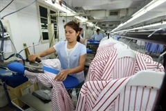 Dây chuyền sản xuất hàng may mặc xuất khẩu tại Công ty TNHH Van Laack ASIA, vốn đầu tư của CHLB Đức tại Cụm công nghiệp Ngọc Hồi (Hà Nội). (Ảnh: TTXVN)