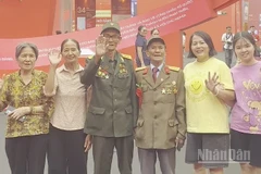 [Video] Xúc động nhìn đất nước đổi thay tại triển lãm 95 năm Cờ Đảng soi đường