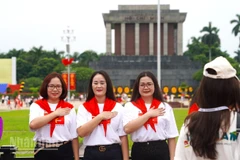 Người dân nô nức đổ về Lăng Bác chụp ảnh, hòa chung không khí mừng Quốc khánh