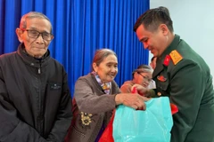 [Video] Trao 1.000 phần quà hỗ trợ của Quân ủy Trung ương-Bộ Quốc phòng tới các hộ dân vùng lũ TP Huế