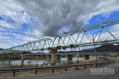 Khi “biển nước” nhấn chìm nhà, xóa dấu trường học và nuốt cả cây cầu già