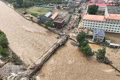 Một đoạn đường và cây cầu bị hư hại do lũ quét tại Thiên Tân, Trung Quốc ngày 28/7/2025. Ảnh: THX/TTXVN