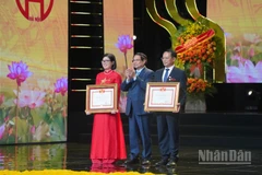 Thủ tướng Chính phủ Phạm Minh Chính trao danh hiệu “Chiến sĩ thi đua toàn quốc” tặng Nhà giáo ưu tú, Tiến sĩ Phạm Xuân Khánh, Bí thư Đảng ủy, Hiệu trưởng Trường Cao đẳng Công nghệ cao Hà Nội và Nhà giáo ưu tú, Thạc sĩ Đào Thị Thủy, Hiệu trưởng Trường Tiểu học Đoàn Thị Điểm - Hà Nội. 