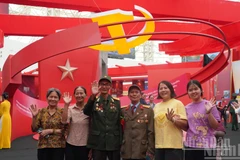 Muôn góc hào hùng tại triển lãm "95 năm Cờ Đảng soi đường"