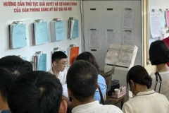 Người dân làm thủ tục hành chính về đất đai. 