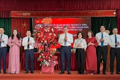 Lãnh đạo Ủy ban nhân dân thành phố Hà Nội tặng hoa chúc mừng Đảng bộ Sở Công thương.