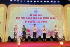 Các đại biểu thực hiện nghi thức khai mạc hội chợ.