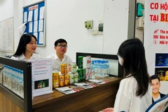 Tư vấn tuyển dụng việc làm tại phiên giao dịch việc làm trực tuyến kết nối 8 tỉnh, thành phố. (Ảnh: MAI HOA)