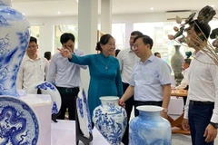 Lãnh đạo Sở Công thương Hà nội tham quan các sản phẩm trưng bày tại triển lãm.