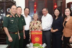Lãnh đạo Thành ủy Hà Nội đi thăm, tặng quà gia đình chính sách, người có công tiêu biểu tại phường Đống Đa.