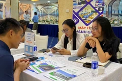 Các doanh nghiệp sản xuất sản phẩm công nghiệp chủ lực và cơ sở đào tạo, dạy nghề trao đổi, kết nối tại hội nghị. 