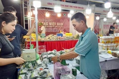 Người tiêu dùng mua sắm tại hội chợ.