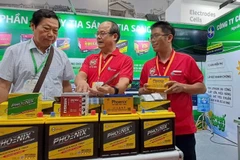 Doanh nghiệp giới thiệu công nghệ năng lượng tại Hội chợ triển lãm Entech Hanoi 2025.