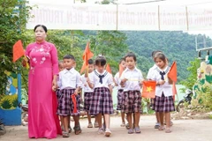 Các em học sinh Trường phổ thông dân tộc bán trú tiểu học Mỹ Lý 2 háo hức ngày tựu trường.