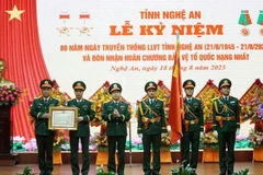 Thừa ủy quyền của Chủ tịch nước, Thiếu tướng Lê Văn Trung, Phó Chính ủy Quân khu 4 trao tặng Huân chương Bảo vệ Tổ quốc hạng Nhất cho lực lượng vũ trang tỉnh Nghệ An.