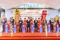 Các đồng chí lãnh đạo tỉnh Nghệ An và Tập đoàn Radiant Opto-Electronics cắt băng khánh thành Nhà máy Radiant Opto-Electronics Việt Nam Nghệ An.