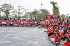Hàng nghìn người dân Nghệ An đổ về Quảng trường Hồ Chí Minh trong sáng 2/9.