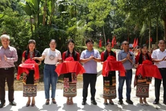 Lãnh đạo Báo Sức khỏe và Đời sống cùng nhà tài trợ, chính quyền địa phương cắt băng khánh thành cầu tràn liên hợp Khe Măng.