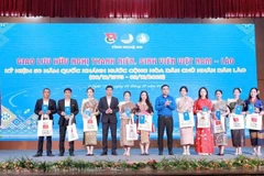 Trao tặng các suất học bổng cho sinh viên nước Cộng hòa Dân chủ Nhân dân Lào tiêu biểu.