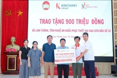 Đại diện Quỹ Khởi sự từ tâm và Văn phòng đại diện Báo Nhân Dân tại Nghệ An trao 900 triệu đồng cho người dân xã Lam Thành khắc phục thiệt hại sau cơn bão số 10. 