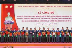 Đồng chí Nguyễn Đức Trung, Bí thư Tỉnh uỷ và đồng chí Lê Hồng Vinh, Chủ tịch Ủy ban nhân dân tỉnh trao Quyết định cho lãnh đạo các xã, phường của tỉnh Nghệ An.