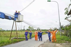 Ngành điện lực Nghệ An, Hà Tĩnh nỗ lực khôi phục điện lưới sau bão số 5.