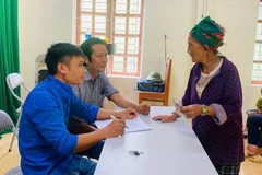 Người dân xã Mường Típ vui mừng khi nhận được quà Quốc Khánh.
