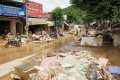 Nước rút, trung tâm xã Tương Dương ngổn ngang bùn đất và đồ đạc của người dân.