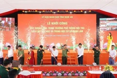 Các đại biểu thực hiện nghi thức khởi công điểm trường.