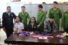 Các đối tượng và tang vật vụ án.