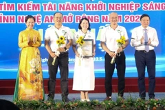 Chủ tịch Ủy ban nhân dân tỉnh Lê Hồng Vinh và Phó Bí thư Tỉnh ủy Võ Thị Minh Sinh trao giải Nhất cho Dự án Sàn thương mại điện tử ocopai.vn.