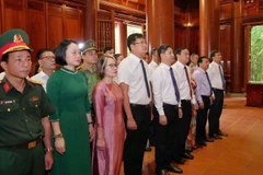 Đoàn đại biểu tưởng niệm Chủ tịch Hồ Chí Minh tại Khu di tích quốc gia đặc biệt Kim Liên.