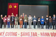 Đại diện Báo Nhân Dân tại khu vực miền Nam và Văn phòng đại diện Báo Nhân Dân tại Nghệ An trao 10 suất quà tới hộ nghèo, cận nghèo trên địa bàn xã Hưng Trung.