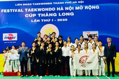 Ban tổ chức trao thưởng các võ sĩ đoạt giải tại lễ bế mạc.