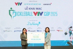 Nhà đồng hành chính Dạ Hương ủng hộ đồng bào bị bão lụt