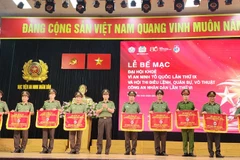 Thiếu tướng Phạm Kim Đĩnh - Cục trưởng Cục Công tác Chính trị (Bộ Công an) tặng cờ lưu niệm cho đại diện các đoàn đạt thành tích cao tại Hội thi.