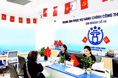 Người dân đến làm thủ tục hành chính tại Trung tâm Phục vụ hành chính công thành phố, Chi nhánh số 06.