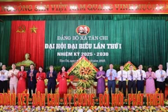 Lãnh đạo tỉnh Bắc Ninh tặng hoa chúc mừng Đại hội.