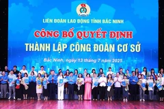 Lãnh đạo tỉnh Bắc Ninh chúc mừng 36 công đoàn cơ sở được thành lập mới.