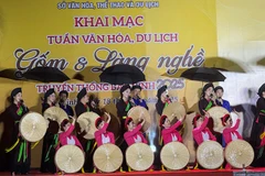 Tiết mục biểu diễn dân ca Quan họ chào mừng khai mạc Tuần lễ văn hóa, du lịch Gốm và Làng nghề.