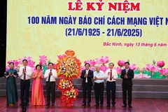 Các đồng chí lãnh đạo tỉnh tặng hoa chúc mừng nhân kỷ niệm 100 năm Ngày báo chí cách mạng Việt Nam.