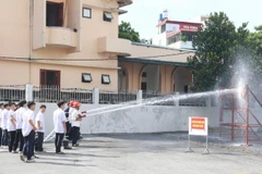 Các em học sinh thực hành phun nước tiêu điểm.