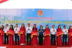 Các đại biểu cắt băng khai trương tuyến buýt điện đầu tiên của tỉnh Bắc Ninh.