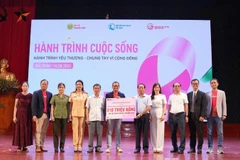 Chương trình "Hành trình Yêu thương" trao hỗ trợ và các phần quà dành tặng trẻ em có hoàn cảnh khó khăn trên địa bàn tỉnh Bắc Ninh.