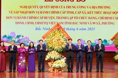 Đồng chí Nguyễn Duy Ngọc tặng hoa, chúc mừng Đảng bộ tỉnh Bắc Ninh.