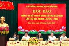 Các đồng chí chủ trì buổi họp báo.